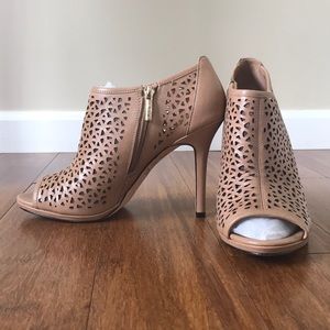 Leather, laser cut, high heels pumps